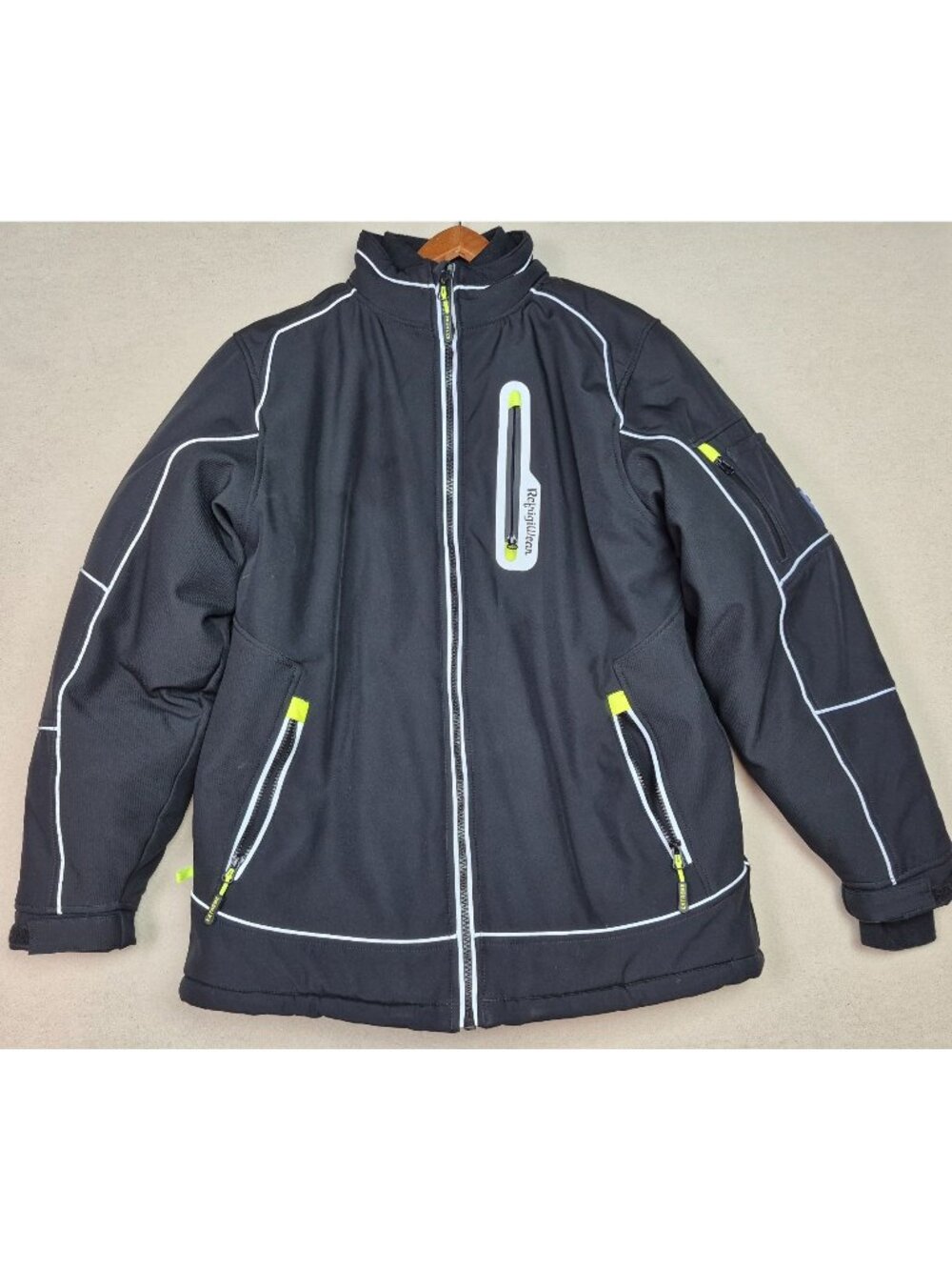 RefrigiWear Men's Extreme Softshell Jacket Winter Gear Skiing Snowboarding Sz M